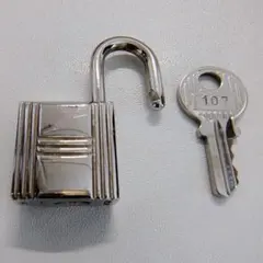 HERMES カデナ 鍵×1 セット 107番のサムネイル