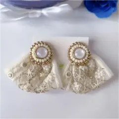 【冬ギフト】上品ホワイト×ゴールドレースのビーズ刺繍ピアス／サージカルステンレス