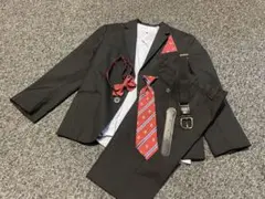 フォーマルスーツ 黒 赤ポケットチーフ
