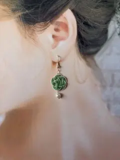 梅結びとガラスパールのピアス　水引アクセサリー　グリーン（ラメ）