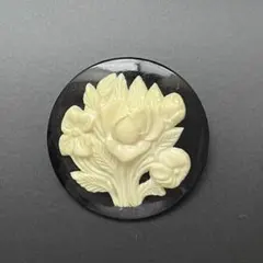 花の彫刻が施されたブローチ　ヴィンテージ