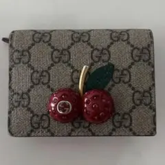 ✨美品✨ GUCCI 二つ折り財布 チェリー GG柄 ストーン抜けナシ ✨美品✨ GUCCI 二つ折り財布 チェリー GG柄 ストーン抜けナシ - メルカリ