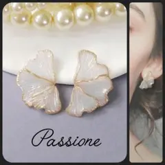 【一点物】パール調オレンジ系オーロラ３連花びら ピアス/イヤリング