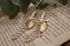 変形フラワーと小粒のゆらゆらパールピアス