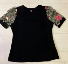 未使用品　シフォン袖が特徴的　カジュアルTシャツ　黒×レースのサムネイル