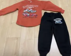 オレンジ長袖トレーナーと黒スウェットパンツセット