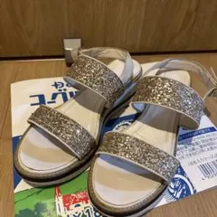 ダイアナ　DIANAゴールド グリッターサンダル バックル式のサムネイル