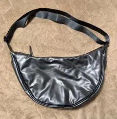 ユニクロC ブラック レザータッチ ショルダーバッグ