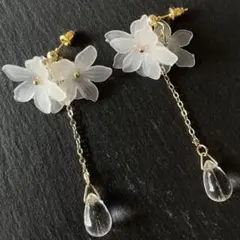 31 ★SALE 白い花のピアス　チェーン　ドロップ　白　ホワイト　花　フラワー