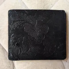 印伝屋黒の花柄エンボス二つ折り財布