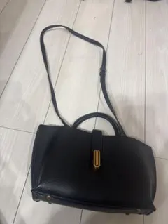 レザー製黒ショルダーバッグ ゴールド金具