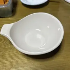 陶器製クリーム色の浅い皿