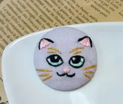 猫 刺繍ブローチ くるみボタン ネコ ピンバッジ ねこ アクセサリー