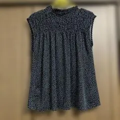 水玉模様ノースリーブシャツ