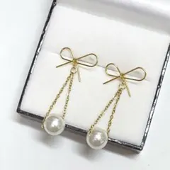 ピアス ゴールド 極細 パール クリスタル ビジュー ゆらゆら 揺れ リボン