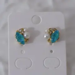 スワロフスキーのビジューピアス　グリーン　ゴールドカラー パールチャーム