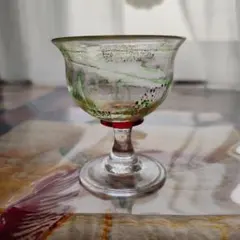 装飾的なガラスカップ