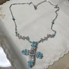 青と透明のビーズ十字架ネックレス
