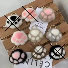 肉球　キーホルダー　フェイクファー　キーリング　チャーム　猫　モフモフ　白ピンク