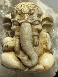 チベット 血霊骨 ラクダの骨 手彫り 彫刻パーツ 卍ガネーシャ天珠 卍天 