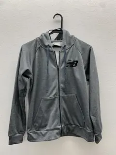 New Balance 【ニューバランス】グレー フード付きパーカーのサムネイル