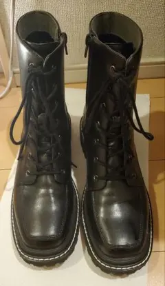 黒のレースアップブーツ