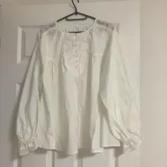 レース付きホワイト長袖シャツ