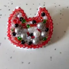 ビーズブローチ猫　白地に赤