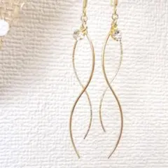 ２連のウェーブ　ゆらゆらピアス　ゴールドカラー　入学式　フォーマル