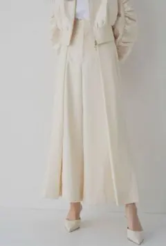 【新品】メゾンドドルチェ　セゾンワイドパンツ　クリーム　M 新品】メゾンドドルチェ セゾンワイドパンツ クリーム M BOTTOMS