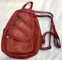 赤い合成皮革リュック