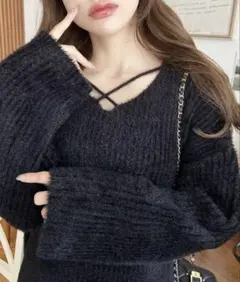 クロスネック　黒　ニット