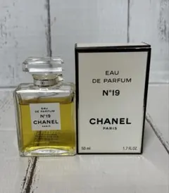 CHANEL No19 オードゥ パルファム　香水瓶のサムネイル
