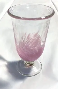 【職人手作り】吹きガラス 台付きグラス 花びら模様 ピンク 177g