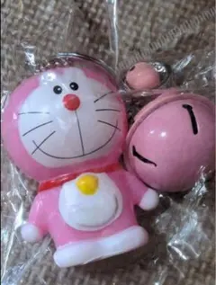 ドラえもん ピンクキーホルダー 鈴付き