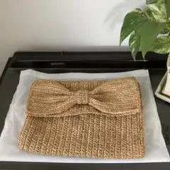 リボン付きベージュ編み込みクラッチバッグ