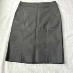 CCクロス　黒いタイトスカートのサムネイル