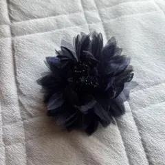 ネイビー　花のブローチ