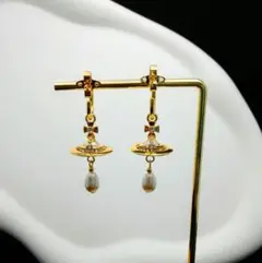 ヴィヴィアン　立体オーブ　パール　ピアス