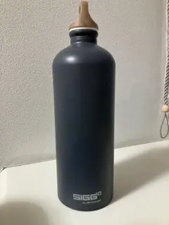 新品未使用　SIGG スイス製グレーアルミボトルのサムネイル