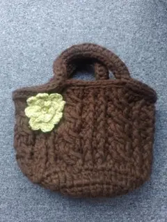 ブラウン編み物ハンドバッグ 緑色の花モチーフ　(ハンドメイド)