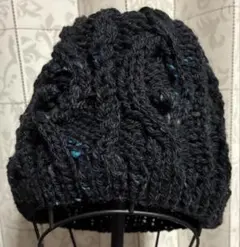 ハンドメイド手編みのニット帽子ブラック系ツイード混じり糸女性向け