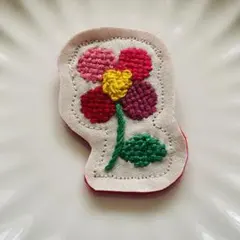 ハンドメイド　ダーニング刺繍　ブローチ　ピンクのおはな