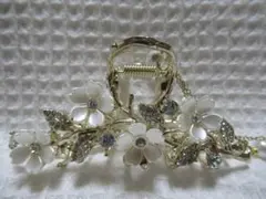 ビジュー付きの花×４　ビジュー付きのリーフ型　スイングパーツ付き　バンスクリップ