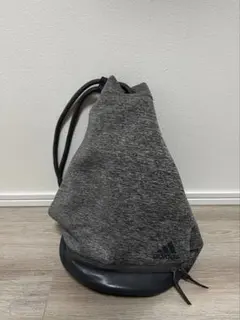 adidas グレー スリングバッグ
