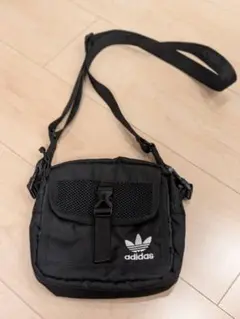 adidas Originals ショルダーバッグ ブラックのサムネイル