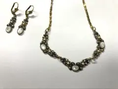 エレガントなネックレスとピアスセット