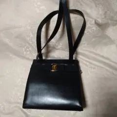 《美品》Ferragamo（フェラガモ）レザー ショルダーバッグ ブラック 黒のサムネイル