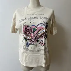 バラと蝶のグラフィックTシャツ