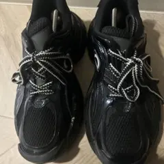 ブラック スポーツシューズ